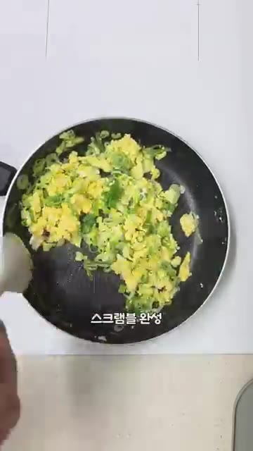 계란 2개를 깨뜨려 넣고 스크램블을 만든다. — 햄 없이 맛있는 역대급 풍미! 대파 계란 볶음밥