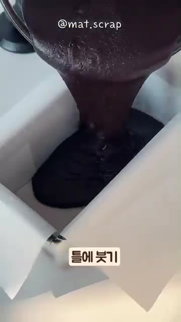 완성된 반죽을 체에 한 번 걸러 더 부드럽게 만들어줍니다. — 입에서 녹는 진한 초코 케이크 레시피