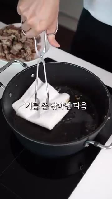 잘 볶아진 재료를 팬에 펼쳐 찬밥 두 공기를 넣고 뚜껑을 닫아 줍니다. — 덥고 기운 없을 때 꼭 먹는 보양식 솥밥 #레시피