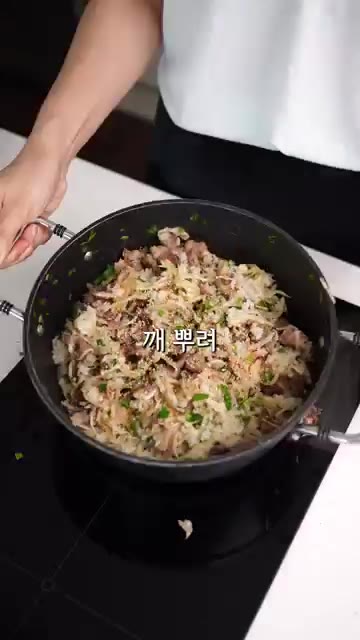 마지막으로 참기름과 깨를 뿌려줍니다. 양념장을 올려주면 완성입니다. — 덥고 기운 없을 때 꼭 먹는 보양식 솥밥 #레시피