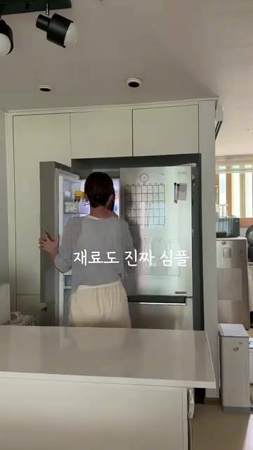 그릇에 팽이버섯, 양파, 양배추, 당근, 소불고기를 담고 물 500… — 추워질 때 먹이는 초간단 소불고기전골