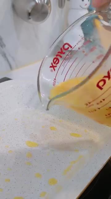 계란을 풀어 소금 약간 넣고 섞은 뒤 팬에 얇게 부쳐낸다. — 퇴근 후 오늘은 집에서 분식집 오픈🍙달달짭짤한 어묵김밥에 남은 어묵으로 뜨끈한 어묵꼬치탕까지!재료는 간단하지만 제법 근사한 퇴근 후 저녁메뉴예요.