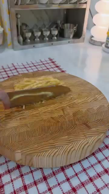 단무지와 깻잎도 김밥에 넣기 좋게 썰어 준비한다. — 퇴근 후 오늘은 집에서 분식집 오픈🍙달달짭짤한 어묵김밥에 남은 어묵으로 뜨끈한 어묵꼬치탕까지!재료는 간단하지만 제법 근사한 퇴근 후 저녁메뉴예요.