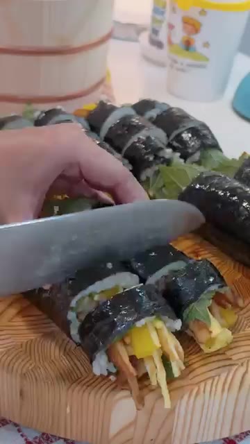 김밥을 먹기 좋게 썰어 접시에 담는다. — 퇴근 후 오늘은 집에서 분식집 오픈🍙달달짭짤한 어묵김밥에 남은 어묵으로 뜨끈한 어묵꼬치탕까지!재료는 간단하지만 제법 근사한 퇴근 후 저녁메뉴예요.