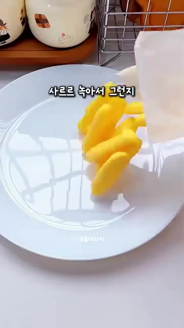 달걀 노른자에 분유를 넣고 섞어줍니다. — 간식통에 넣기 무섭게 사라지는 초간단 아이 간식! 머랭 쿠키 레시피