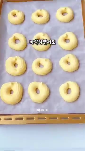 낮은 온도에서 천천히 구워줍니다. — 간식통에 넣기 무섭게 사라지는 초간단 아이 간식! 머랭 쿠키 레시피