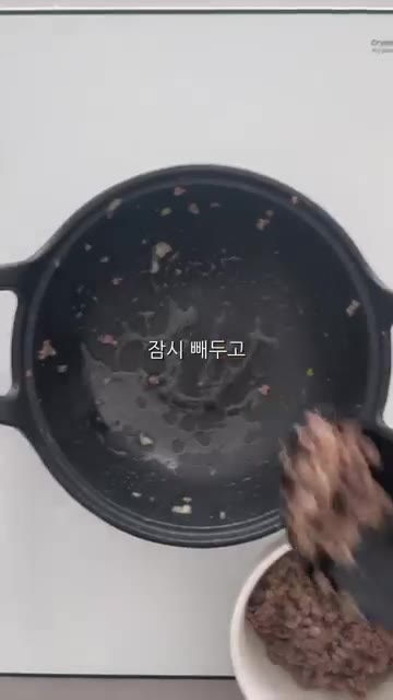 볶은 고기는 잠시 다른 그릇에 덜어두고, 팬에 채 썬 양파와 순두부… — 냉장고 속 순두부 활용! 초간단 순두부 조림 레시피