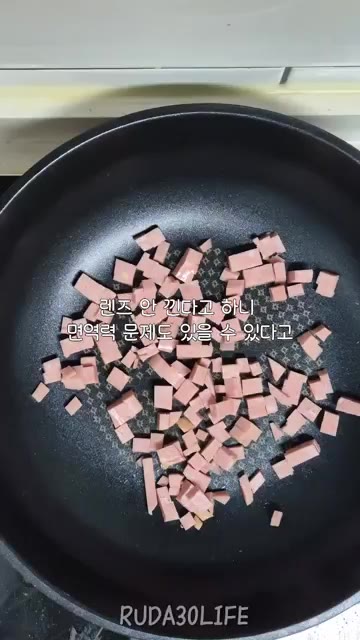 스팸을 먹기 좋게 썰어 팬에 넣고, 대파와 김치를 넣고 볶는다. 김… — 예쁘지 않아도 괜찮은 30대 자취 일상 쉬는 날 점심