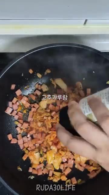 고춧가루와 알룰로스를 넣고 간장으로 간을 맞춘다. 밥 한 공기를 넣… — 예쁘지 않아도 괜찮은 30대 자취 일상 쉬는 날 점심
