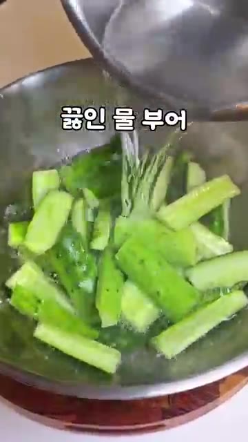 끓는 물 400ml에 꽃소금 1.5큰술을 넣고 오이를 넣어 3분간… — 오이소박이보다 쉬운 김진순 오이부추무침