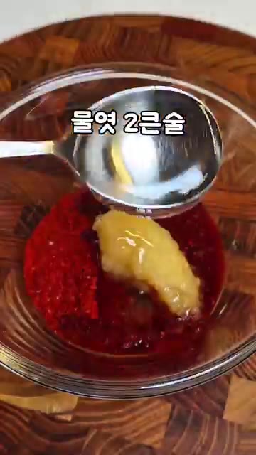 볼에 고춧가루 2큰술, 다진 마늘 1큰술, 까나리액젓 3큰술, 물엿… — 오이소박이보다 쉬운 김진순 오이부추무침