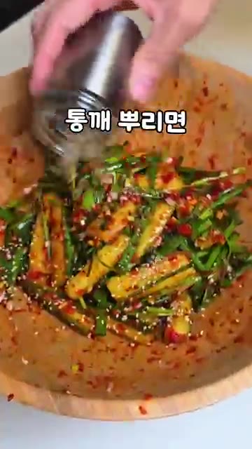통깨를 뿌리면 완성입니다. — 오이소박이보다 쉬운 김진순 오이부추무침
