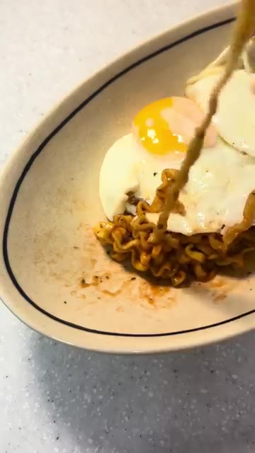 맛있게 비벼 먹는다. — 까르보나라 불닭볶음면 만들기