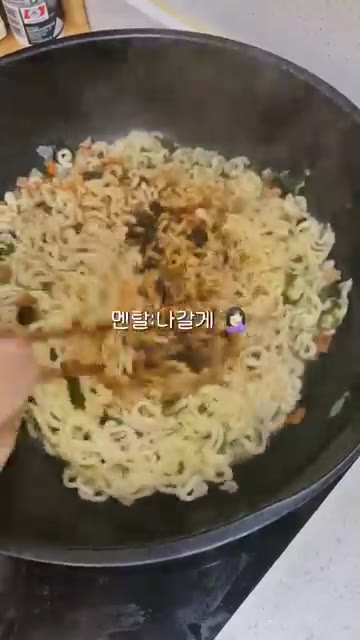 계란 프라이를 만들어 올린다. — 퇴근 후 짜파구리