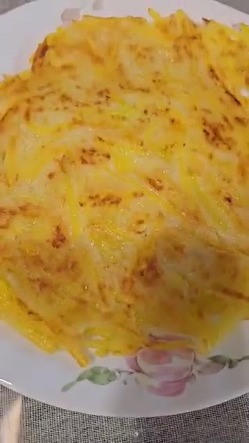 호박을 채 썰어 볼에 담고 부침가루, 계란, 소금을 넣어 반죽한다. — 호박전 & 봄동비빔밥 레시피