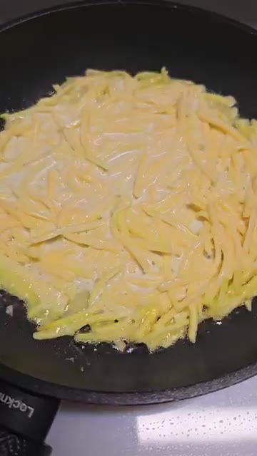 팬에 기름을 두르고 반죽을 노릇하게 부친다. — 호박전 & 봄동비빔밥 레시피