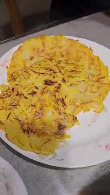 완성된 호박전을 접시에 담아낸다. — 호박전 & 봄동비빔밥 레시피