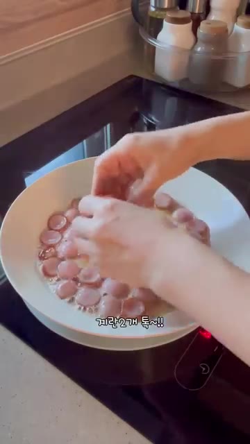 계란 2개를 톡 깨서 넣어주세요. — 간단한데 왜 이렇게 맛있죠? 성시경 소세지 버터밥
