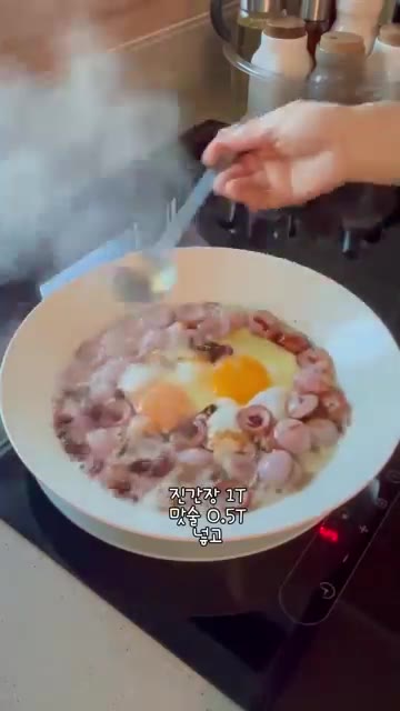 간장 1T, 맛술 0.5T를 넣고 졸여주세요. — 간단한데 왜 이렇게 맛있죠? 성시경 소세지 버터밥