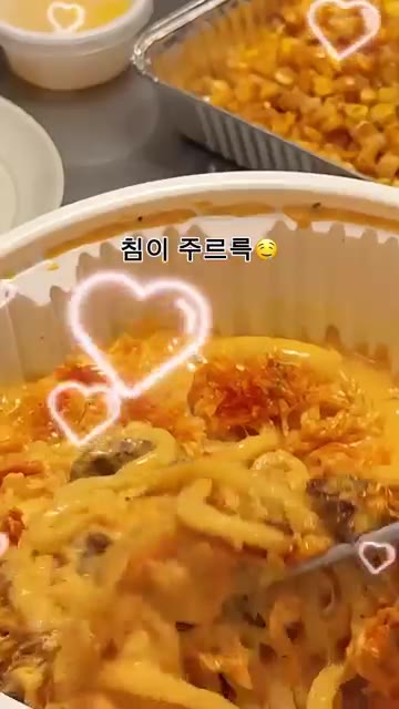 떡볶이의 뚜껑을 열고 먹음직스러운 비주얼을 확인한다. — 청년다방 크림차돌떡볶이와 테라 토마토 맥주