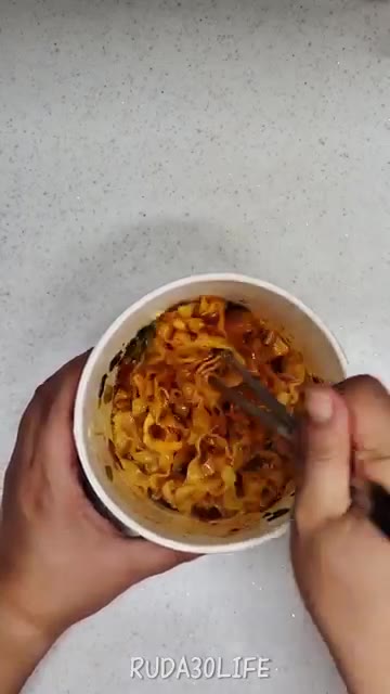 고추장 버터맛 스프와 분말 스프를 넣고 잘 비벼줍니다. — 불 쓰기 싫은 요즘 컵라면으로 한끼