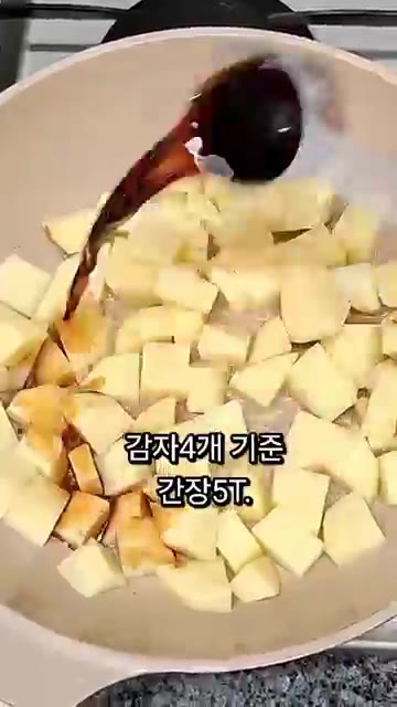 팬에 기름을 두르고 감자를 볶아줍니다. — 간장 양파 감자조림 만드는 법