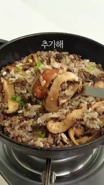 마지막으로 참기름 1큰술을 둘러 잘 비벼주면 완성이다. — 가을보약 버섯 듬뿍 넣은 버섯솥밥