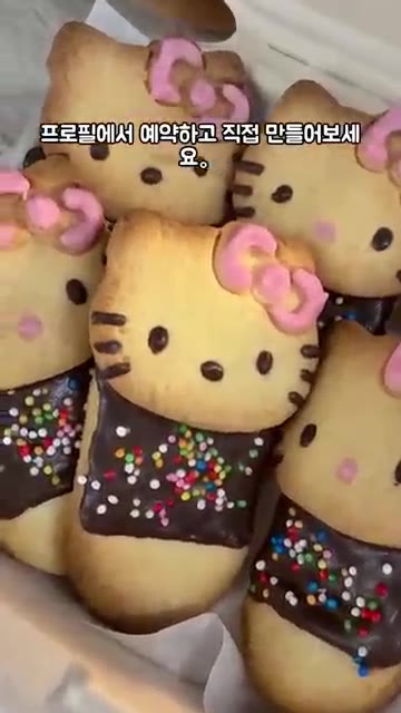 고양이 얼굴 모양 쿠키를 초콜릿 바른 막대 쿠키 위에 붙여 빼빼로… — 귀여운 고양이 모양 빼빼로 만들기
