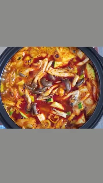 물과 코인 육수 1알을 넣고 끓입니다. — 집에서 간편하게 3종 찌개 밀키트 - 순두부찌개