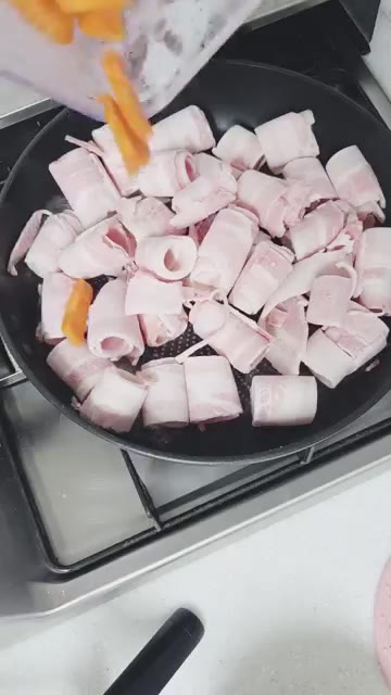 팬에 대패 삼겹살을 넣고 펼쳐준다. — 초간단 콩나물 불고기