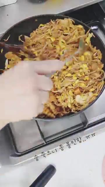 콩나물을 팬 가득 올리고 양념장을 골고루 뿌려준다. — 초간단 콩나물 불고기
