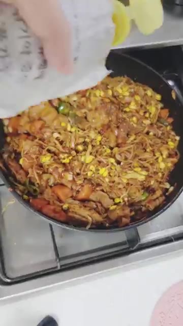 뚜껑을 덮고 중불에서 콩나물이 익을 때까지 끓인다. — 초간단 콩나물 불고기