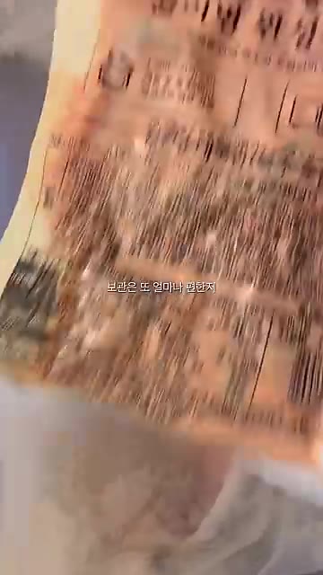 냉동실에 보관했던 국밥 재료를 꺼내 냄비에 넣는다. — 물만 붓고 끓이면 끝! 자취생 필수템 국밥