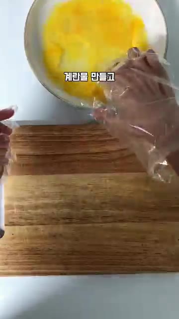 계란을 깨뜨려 물을 약간 넣고 잘 섞어 계란물을 만들어 주세요. — 해외에서 난리난 초간단 아침 계란 치즈 요리