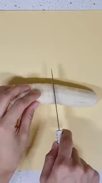 잘 익은 바나나 1개를 먹기 좋은 크기로 썰어주세요. — 죄책감 없이 먹는 초간단 다이어트 아이스크림 레시피
