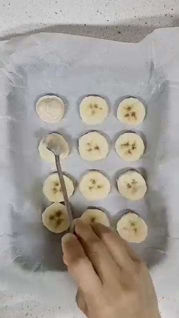 종이 호일을 깔고 썰어둔 바나나 위에 요거트 믹스를 올려주세요. — 죄책감 없이 먹는 초간단 다이어트 아이스크림 레시피