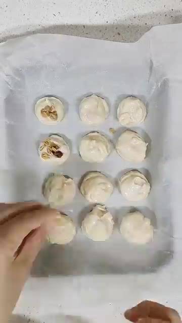 그래놀라와 캐슈넛 등 원하는 토핑을 올려주세요. — 죄책감 없이 먹는 초간단 다이어트 아이스크림 레시피