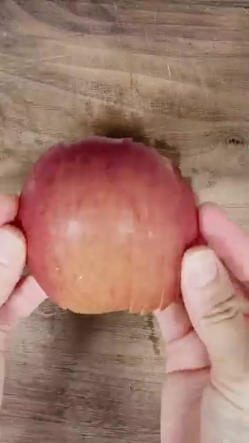 사과를 반으로 자른 후 씨 부분을 제거하고, 얇게 슬라이스합니다.… — 내일 아침, 무조건 이겁니다🍎