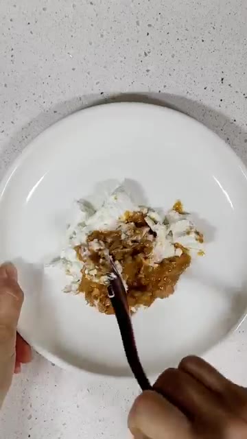 접시에 그릭 요거트와 땅콩버터를 넣고 잘 섞어줍니다. — 내일 아침, 무조건 이겁니다🍎