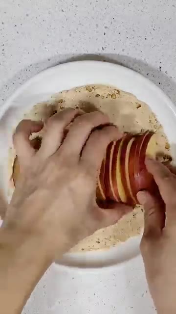 섞은 요거트와 땅콩버터를 접시에 넓게 펴줍니다. — 내일 아침, 무조건 이겁니다🍎