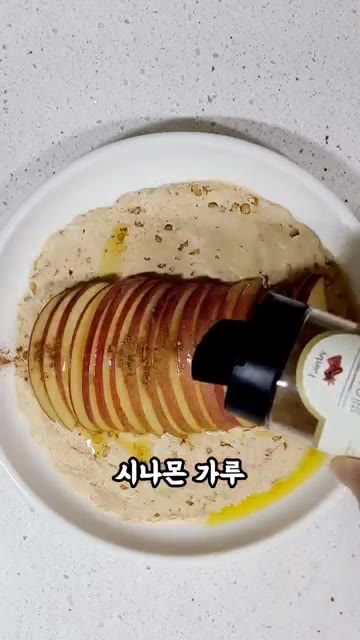 슬라이스한 사과를 요거트 위에 보기 좋게 올립니다. — 내일 아침, 무조건 이겁니다🍎