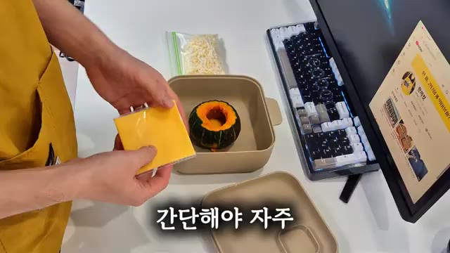 계란 노른자를 그대로 두면 터질 수 있으니, 터뜨려 주세요. 단호박… — 10분컷! 2,900원 초간단 단호박 에그슬럿