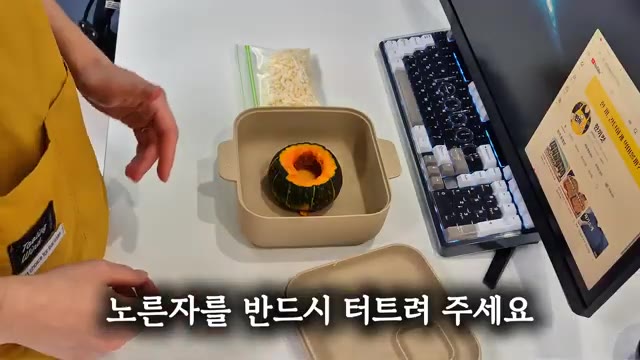 슬라이스 치즈 한 장을 넣어주겠습니다. 치즈 들어가면 고소한 맛이… — 10분컷! 2,900원 초간단 단호박 에그슬럿