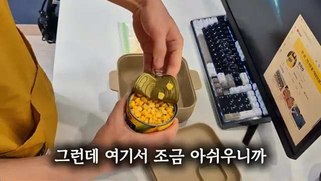 마지막으로 모짜렐라 치즈를 가득 채워줄게요. 치즈는 이 정도는 넣어… — 10분컷! 2,900원 초간단 단호박 에그슬럿