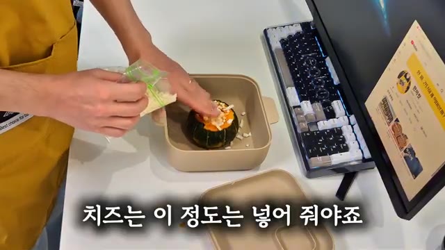 이제 찜기 뚜껑 덮고 전자레인지에 넣어주겠습니다. 3분 정도 돌려줄게요. — 10분컷! 2,900원 초간단 단호박 에그슬럿