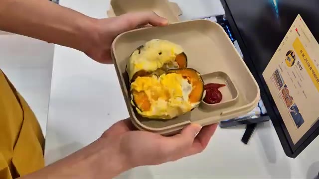 자, 이제 한번 잘라보겠습니다. 보세요. 안에 계란이랑 치즈가 가득… — 10분컷! 2,900원 초간단 단호박 에그슬럿