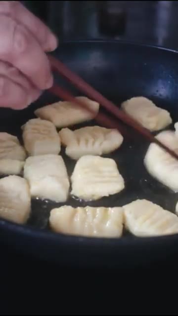 같은 팬에 남은 버터 반 큰술을 넣고 편 썬 마늘과 다진 양파를 볶… — 꾸덕함의 끝판왕! 명란 감자뇨끼 크림파스타 레시피