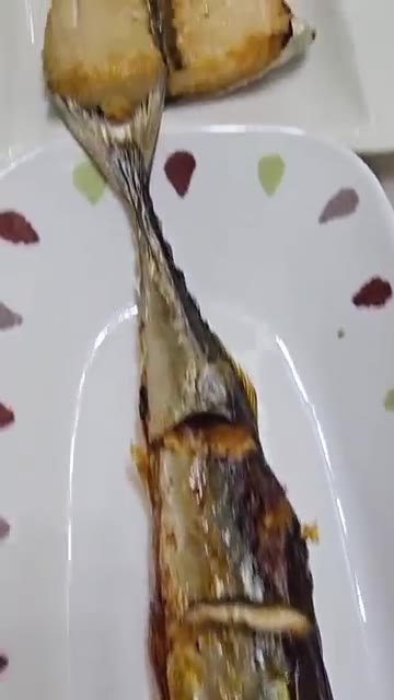 팬에 돼지고기 김치찜을 올리고 끓인다. — 집밥 한상차림: 돼지김치찜, 생선구이, 쌈채소 등