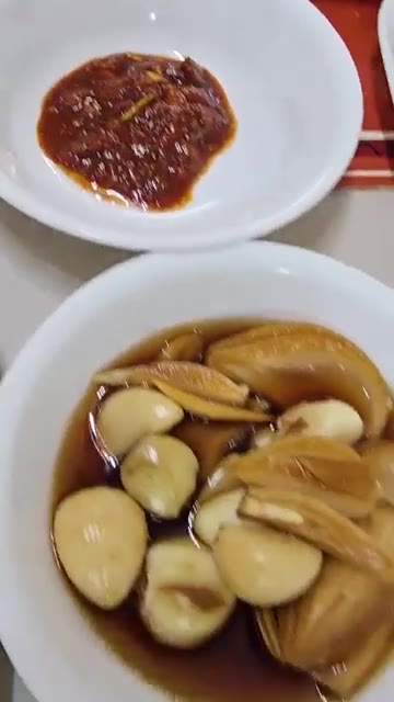 다른 팬에 생선구이를 올리고 노릇하게 굽는다. — 집밥 한상차림: 돼지김치찜, 생선구이, 쌈채소 등