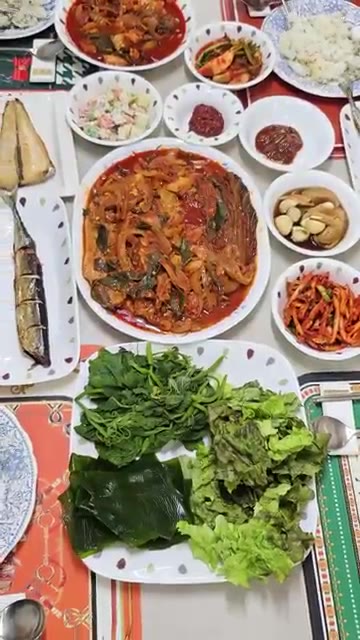 쌈채소와 밥, 김치, 쌈장 등을 접시에 보기 좋게 담는다. — 집밥 한상차림: 돼지김치찜, 생선구이, 쌈채소 등